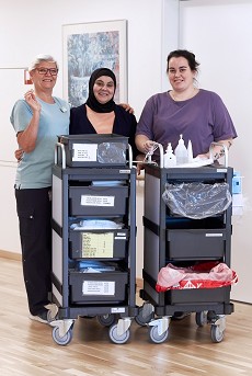 M&oslash;bler til opbevaring p&aring; plejehjem - Rullende depot til plejeartikler og udstyr med skr&aelig;ddersyet bord til borgerplejen